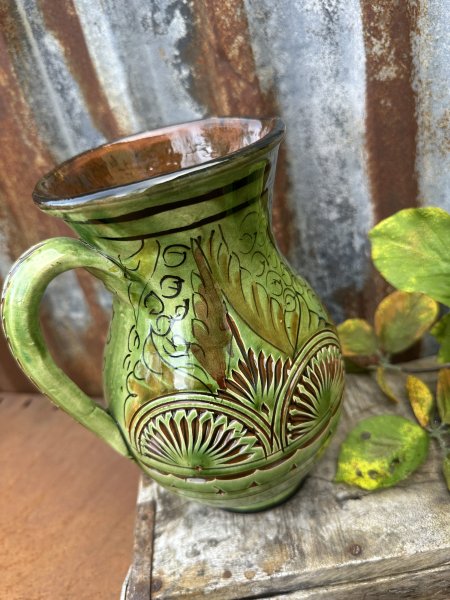 Spansk handgjord grön kanna med vackert mönster