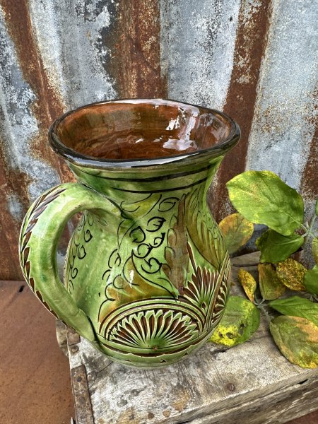 Spansk handgjord grön kanna med vackert mönster