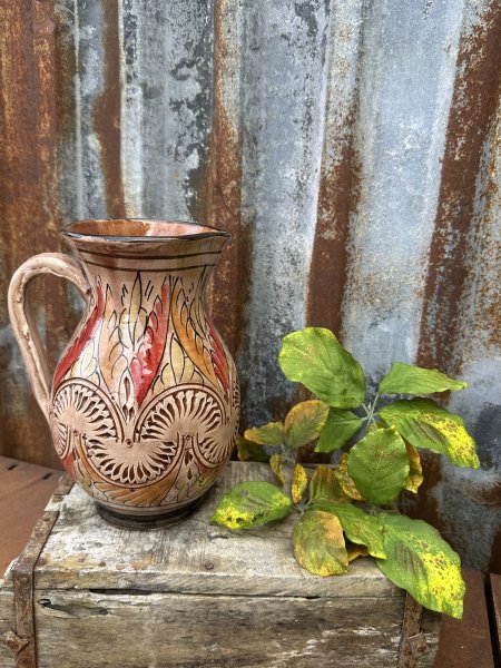 Spansk handgjord brun kanna med vackert mönster