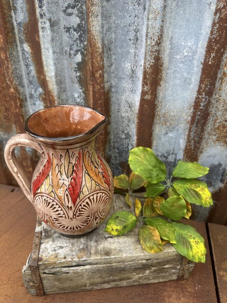 Spansk handgjord brun kanna med vackert mönster
