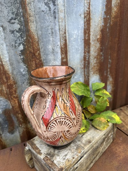 Spansk handgjord brun kanna med vackert mönster