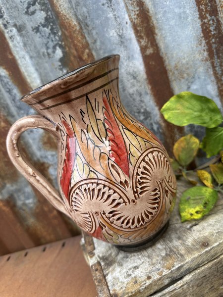 Spansk handgjord brun kanna med vackert mönster