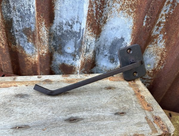 Hållare till toalettpapper i järn