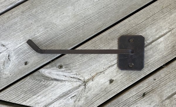 Hållare till toalettpapper i järn