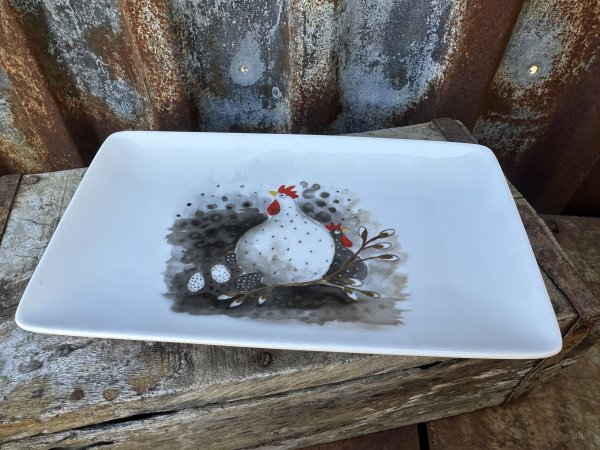 Vitt fat i porslin med hönor och ägg