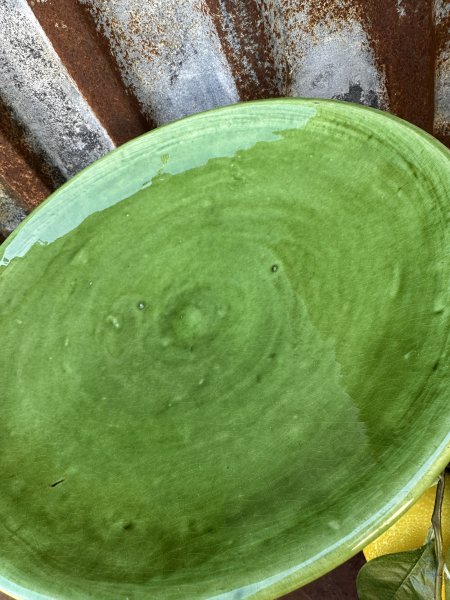 Spansk handgjord grönt fat på fot 