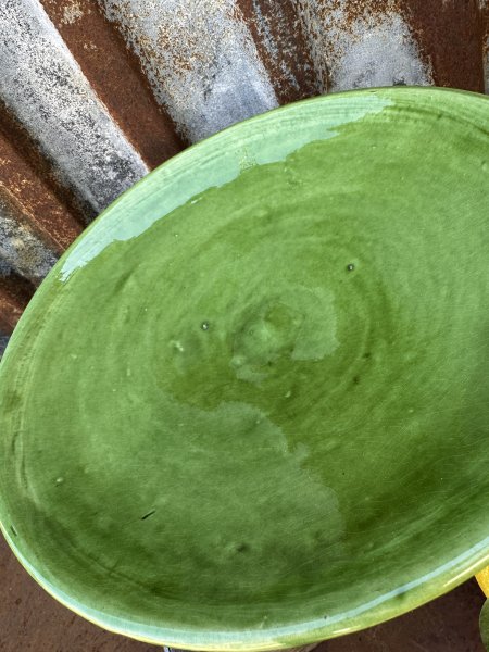 Spansk handgjord grönt fat på fot 