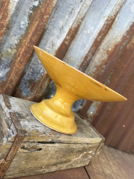 Spansk handgjord gul skål på fot 