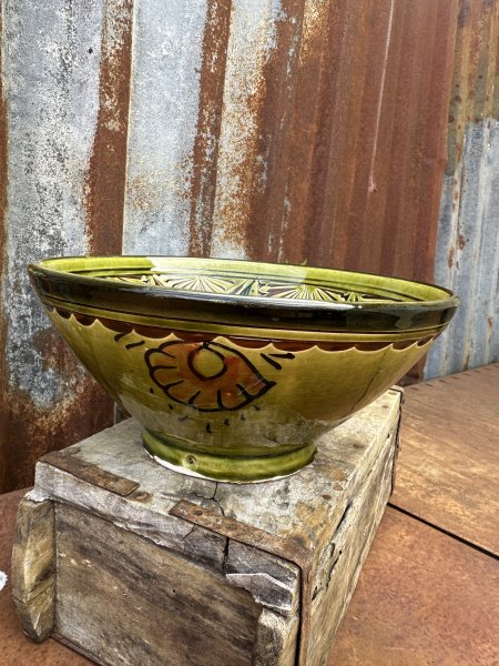 Spansk handgjord stor grön skål med vackert mönster
