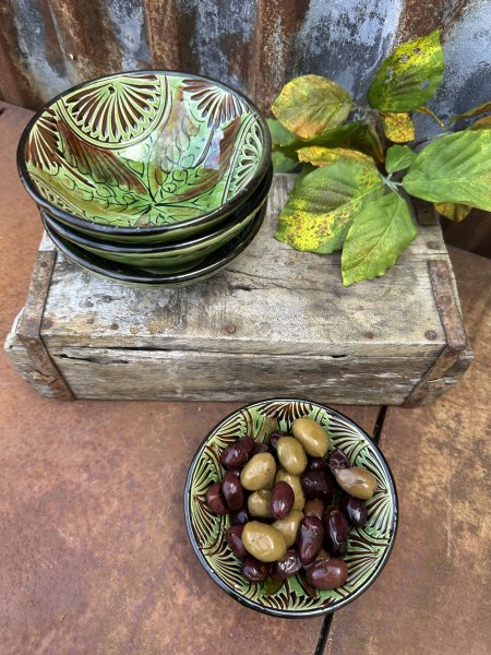 Spansk handgjord grön skål med vackert mönster