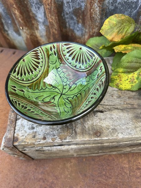 Spansk handgjord grön skål med vackert mönster