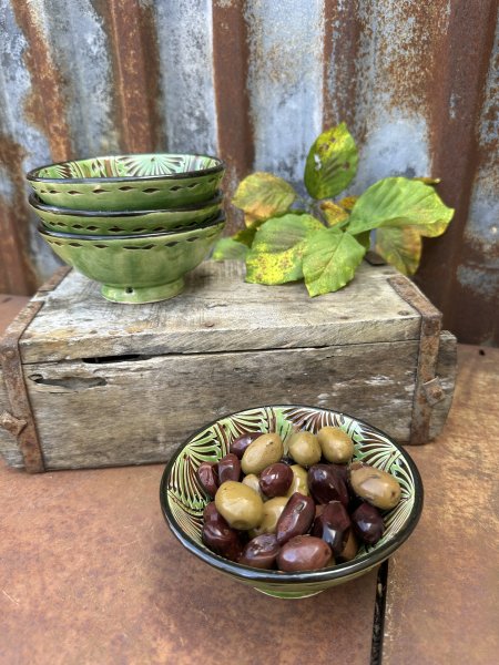 Spansk handgjord grön skål med vackert mönster