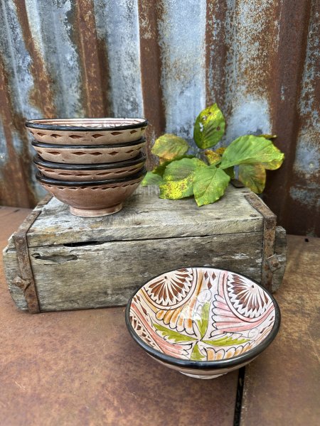 Spansk handgjord brun skål med vackert mönster