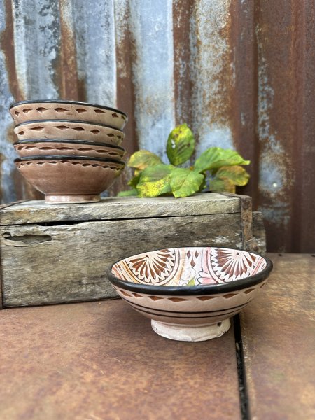 Spansk handgjord brun skål med vackert mönster