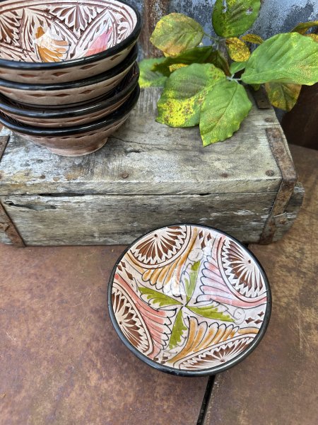 Spansk handgjord brun skål med vackert mönster