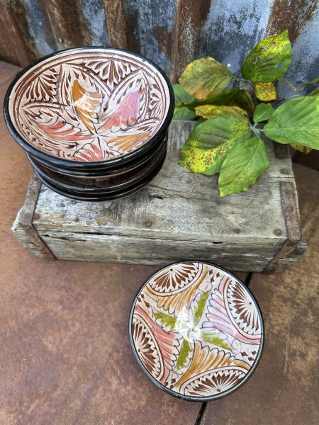 Spansk handgjord brun skål med vackert mönster