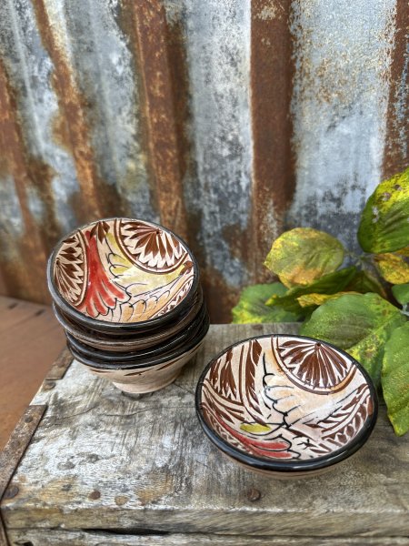 Spansk handgjord brun mindre skål med vackert mönster