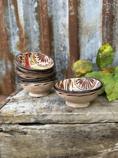 Spansk handgjord brun mindre skål med vackert mönster