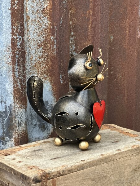 Katt i plåt med hjärta att dekorera med