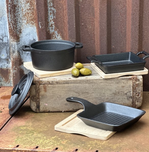 Järn gryta och panna med underlägg i bambu 