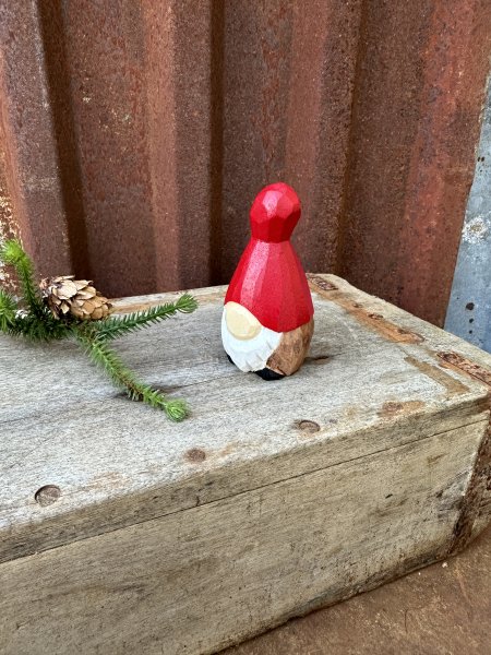 Tomte i trä med röd luva att dekorera med