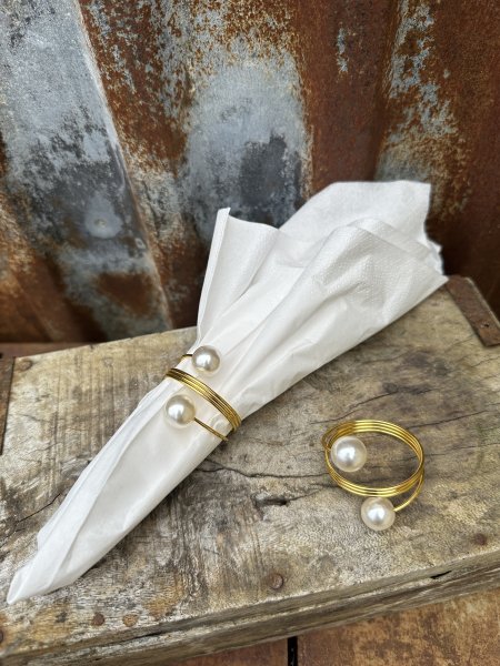 Servettringar i guld med vita pärlor
