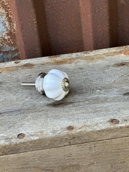 Vit porslins knopp veckad i mindre modell