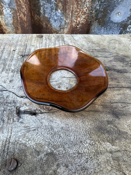 Ljusmanschett med vågad kant i brunt glas 