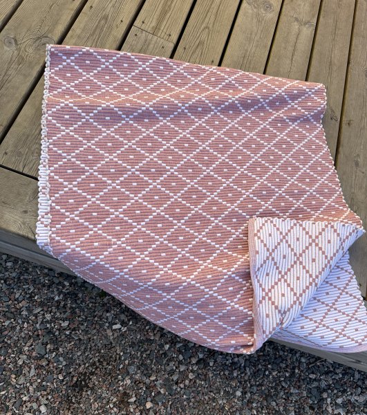 Ella matta i rosa och vitt med gammeldags mönster