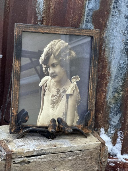 Antik fotoram i rost med fåglar 