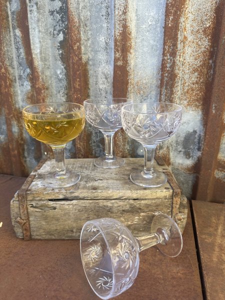 Vackert glas på fot med ristat mönster