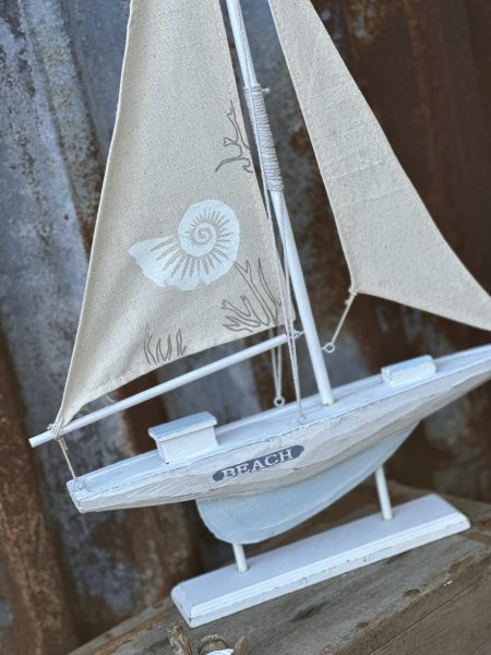 Vit och blå segelbåt att dekorera med