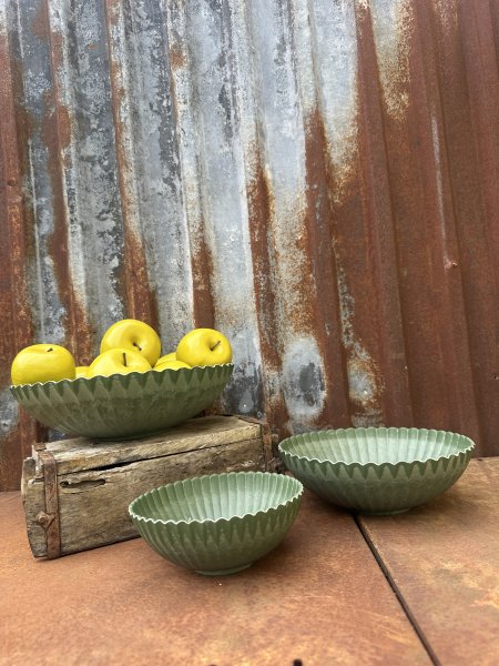 Antik grön skål i veckad modell för plantering och dekoration