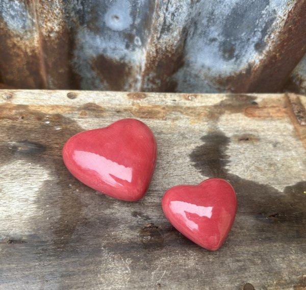 Färgglada hjärtan i porslin