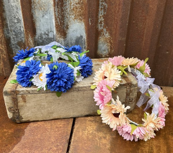 Vacker blomster krans med band till huvudet eller dekoration