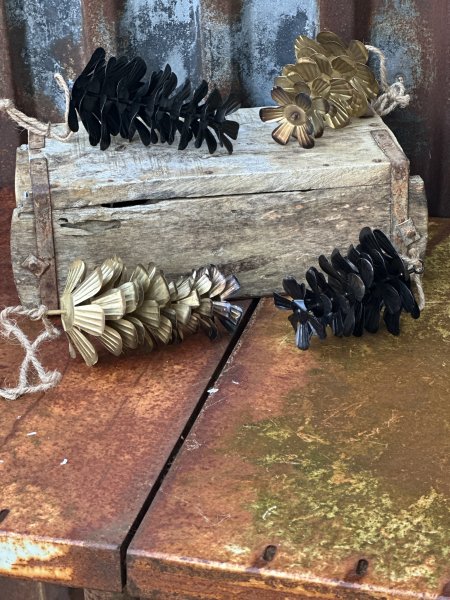 Kotte i metall att hänga och dekorera med 