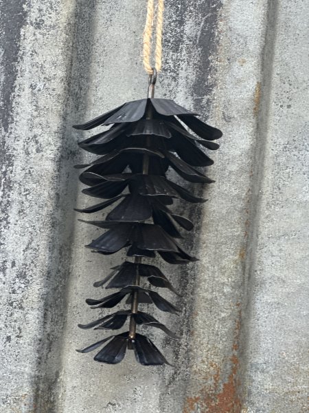 Kotte i metall att hänga och dekorera med 