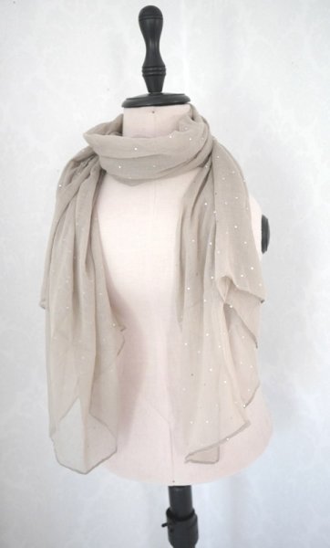 Beige sjal i större modell med strass inslag