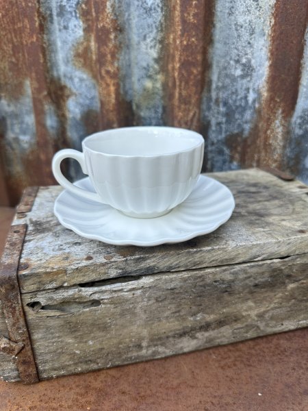 Vacker vit kaffekopp med fat
