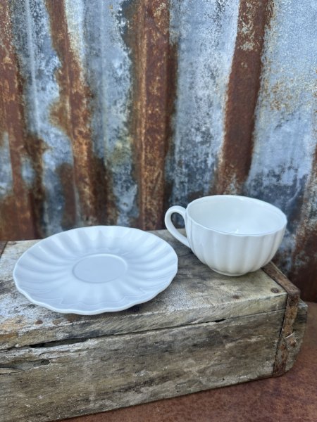 Vacker vit kaffekopp med fat