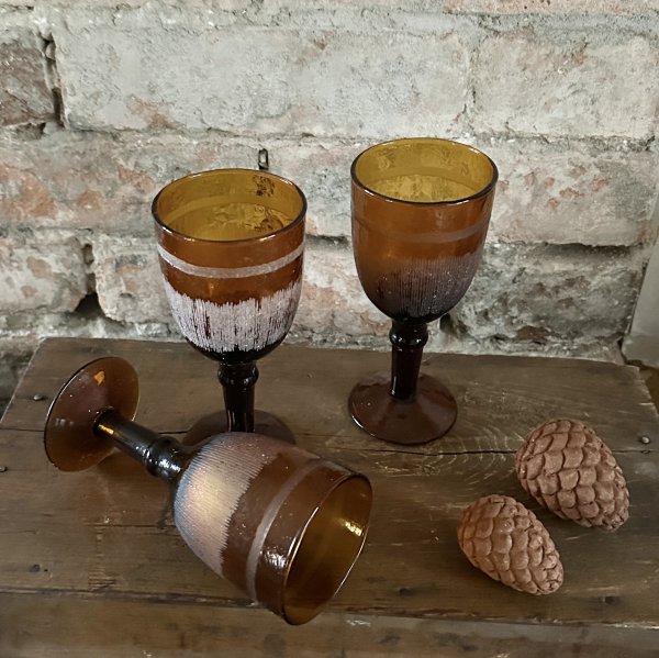 Vinglas på fot i brunt glas från Madam Stoltz