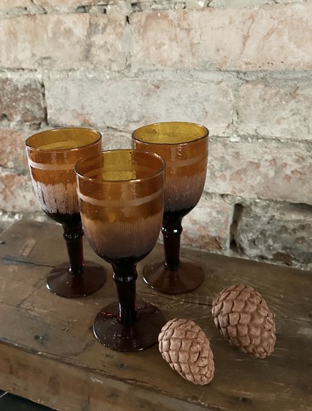 Vinglas på fot i brunt glas från Madam Stoltz