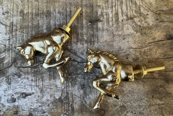 Knopp / hängare häst i guld nyans
