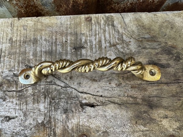 Tvinnat elegant handtag i guld 