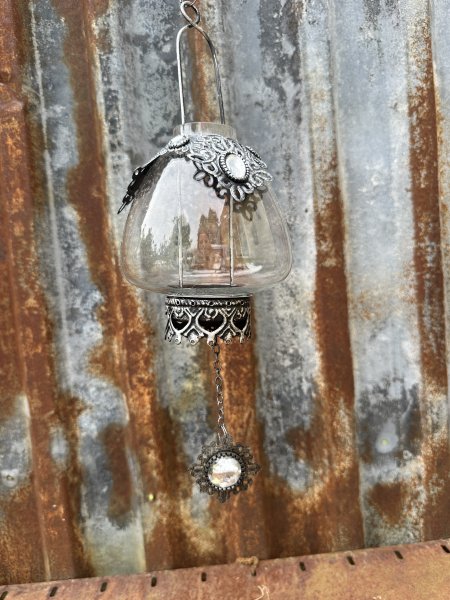 Hängande ljuslykta i glas med prismor