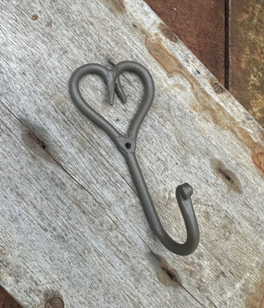 Hjärtformad krok i smide