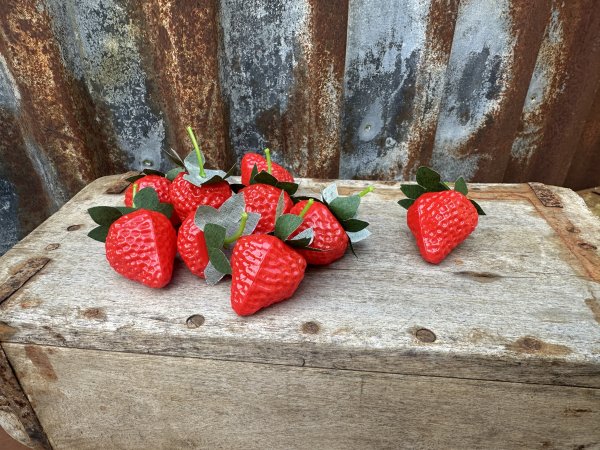 Röd jordgubbe att dekorera med