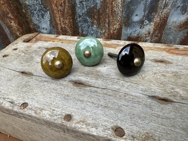 Keramik knopp i rundad färgad modell 