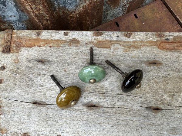 Keramik knopp i rundad färgad modell 