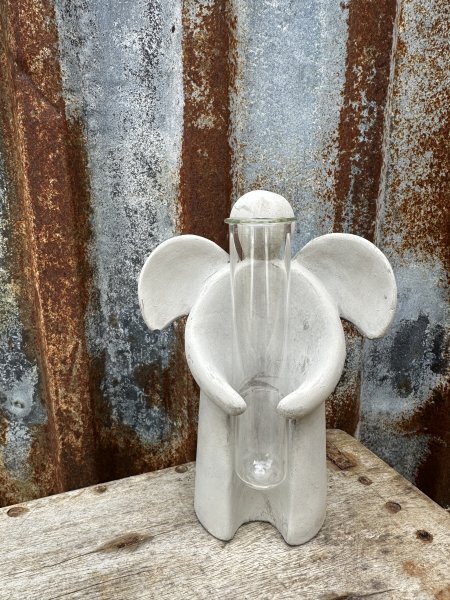 Betong ängel med vas i glas